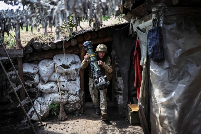 Một lính Ukraine mang vũ khí chống tăng gần Bakhmut, vùng Donbass, miền đông Ukraine. Ảnh: Reuters.