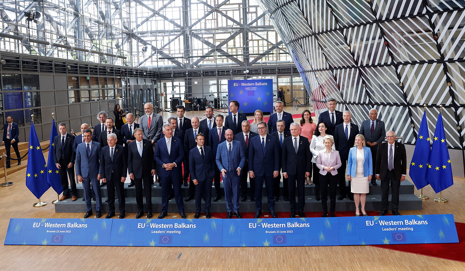 Lãnh đạo EU và các nước Tây Balkan chụp ảnh chung khi dự hội nghị thượng đỉnh ở Brussels, Bỉ ngày 23/6. Ảnh: Reuters.