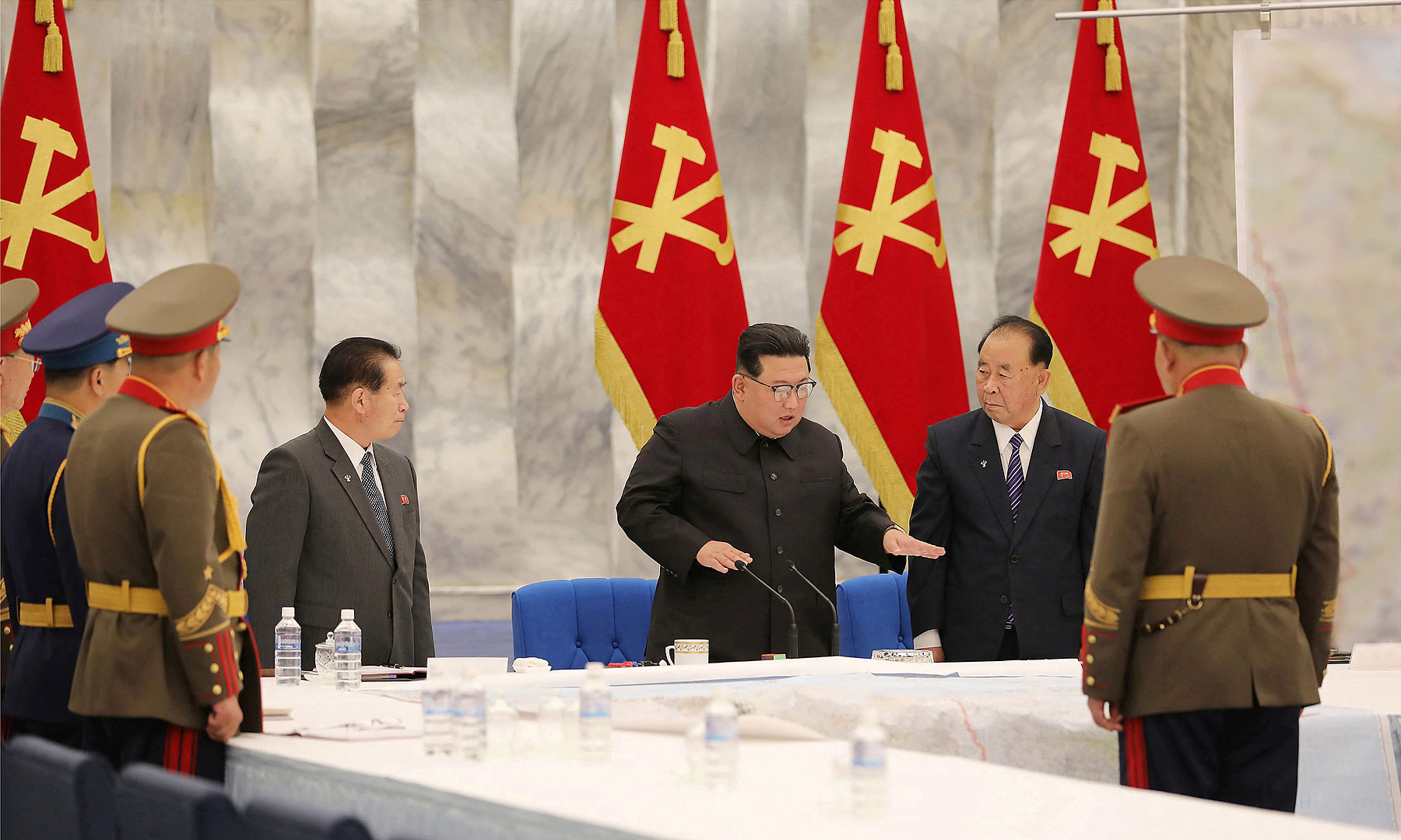 Ông Kìm Jong Un chủ trì phiên họp của Quân ủy Trung ương Triều Tiên ngày 22/6 tại Bình Nhưỡng. Ảnh: KCNA.