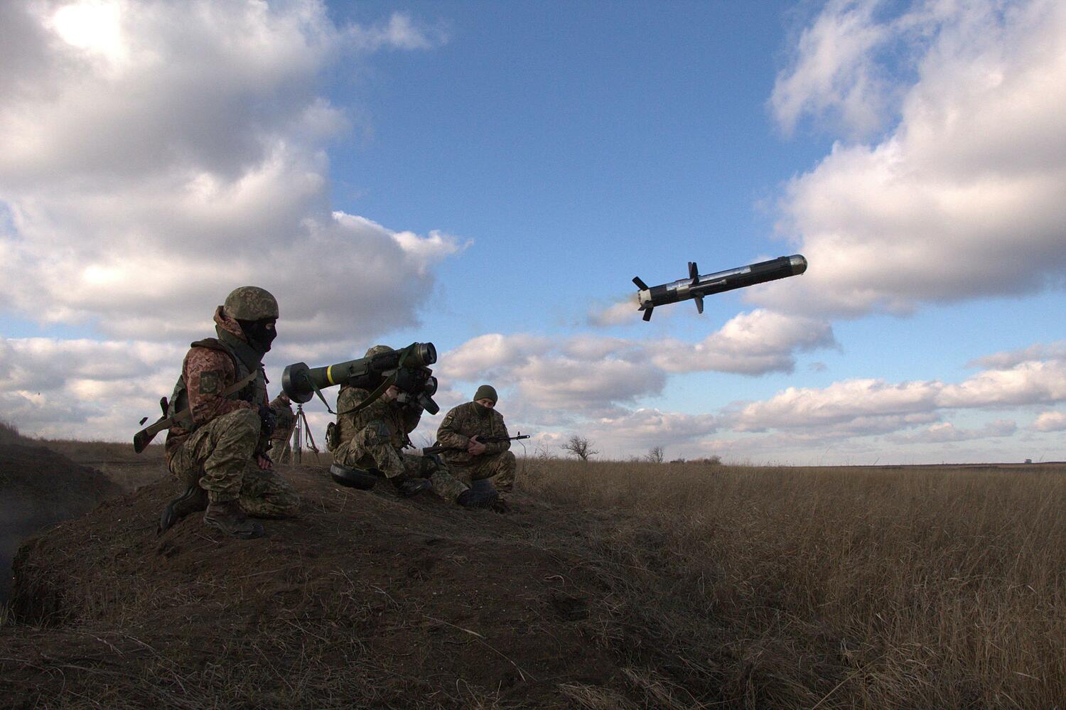 Lính Ukraine huấn luyện với tên lửa Javelin do Mỹ cung cấp tại thao trường ở miền đông. Ảnh: AFP.