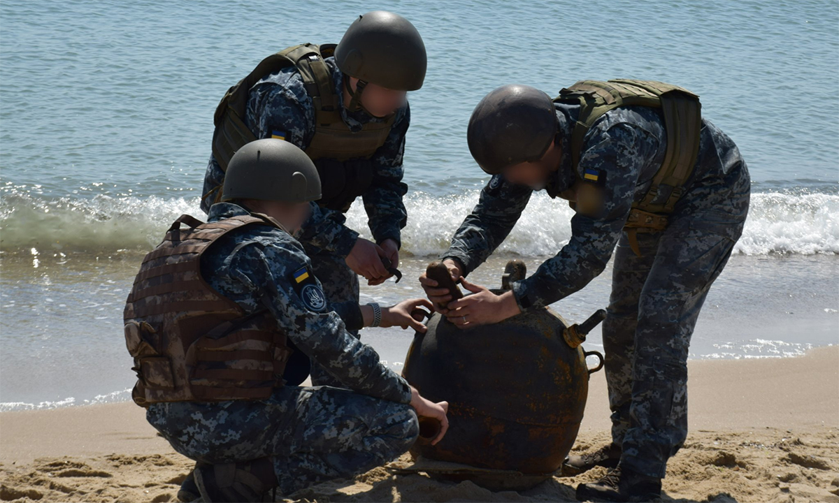 Binh sĩ Ukraine xử lý một quả thủy lôi trên bờ biển Odessa trong ảnh công bố ngày 19/5. Ảnh: ZSU/OKY.
