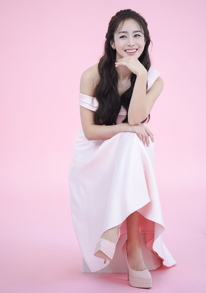 Tae Hee trang điểm trong suốt khi diện thiết kế hồng pastel.