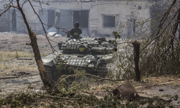 Một xe tăng Ukraine cố thủ ở Severodonetsk hôm 8/6. Ảnh: AFP.