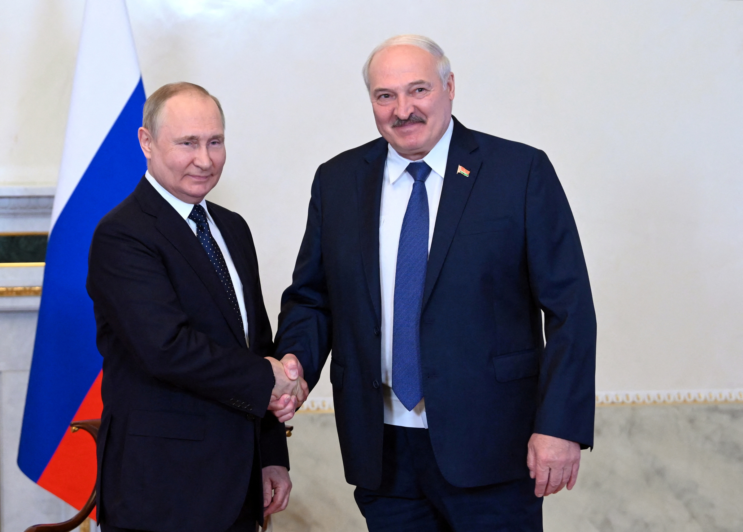 Tổng thống Nga Putin gặp Tổng thống Belarus Lukashenko ở thành phố St Petersburg hôm 25/6. Ảnh: Reuters.