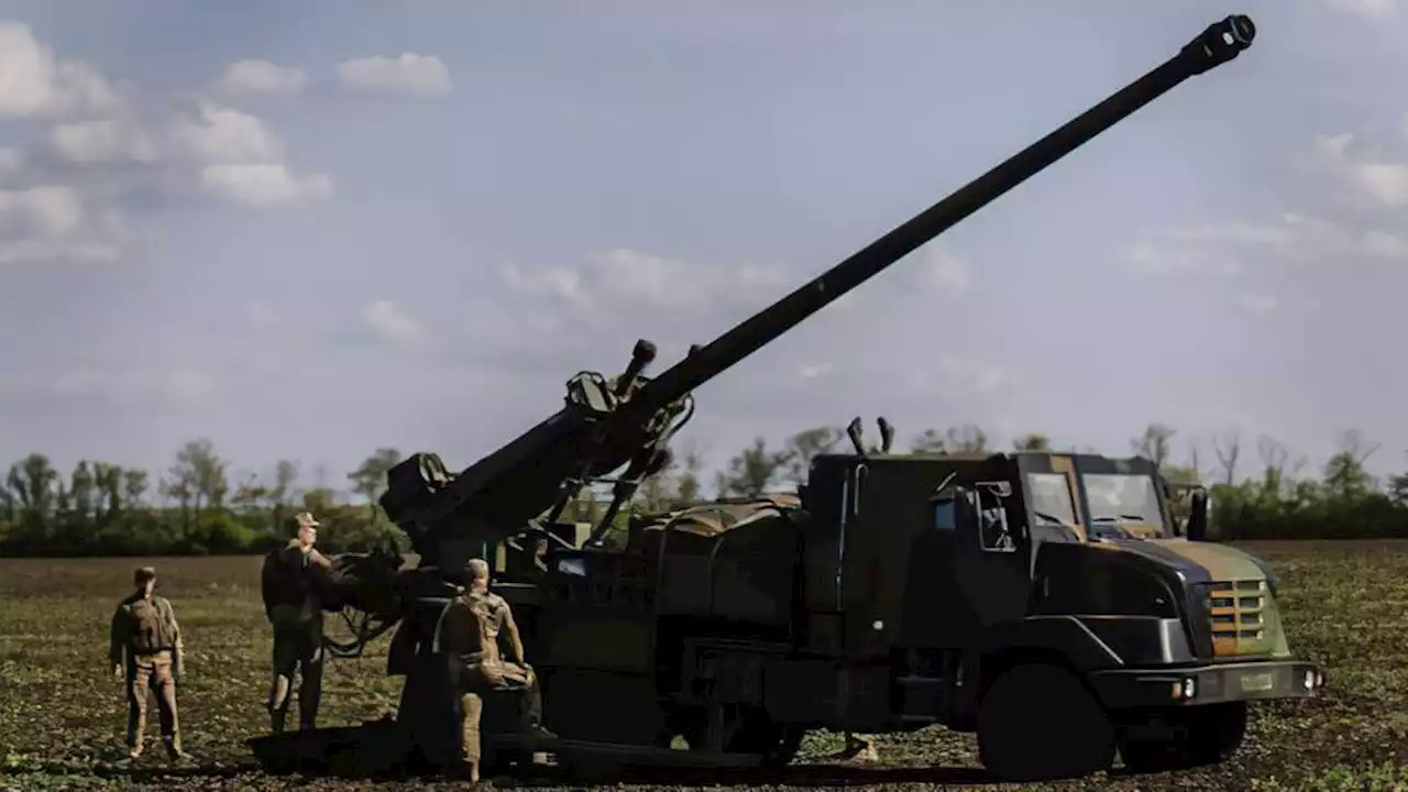 Binh sĩ Ukraine vận hành một khẩu pháo CAESAR do Pháp chuyển giao. Ảnh: BQP Ukraine.
