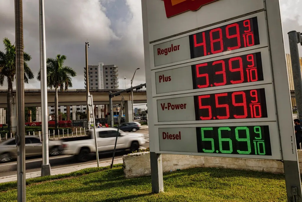 Bảng hiện thị giá xăng dầu tại Miami, Mỹ đầu tháng này. Ảnh: NY Times.