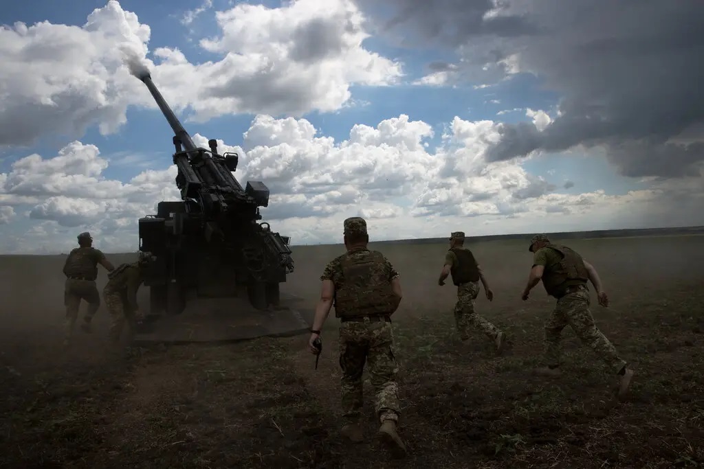 Binh sĩ Ukraine khai hỏa lựu pháo nhắm vào mục tiêu Nga ở Donetsk, miền đông Ukraine tuần này. Ảnh: NY Times.