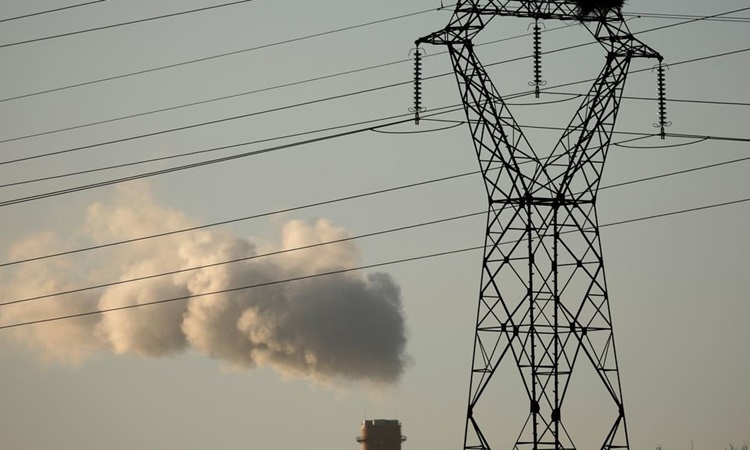 Đường dây điện cao thế trước cột khói của nhà máy nhiệt điện than Electricite de France (EDF) ở Cordemais, phía tây Pháp, hồi tháng hai. Ảnh: Reuters.