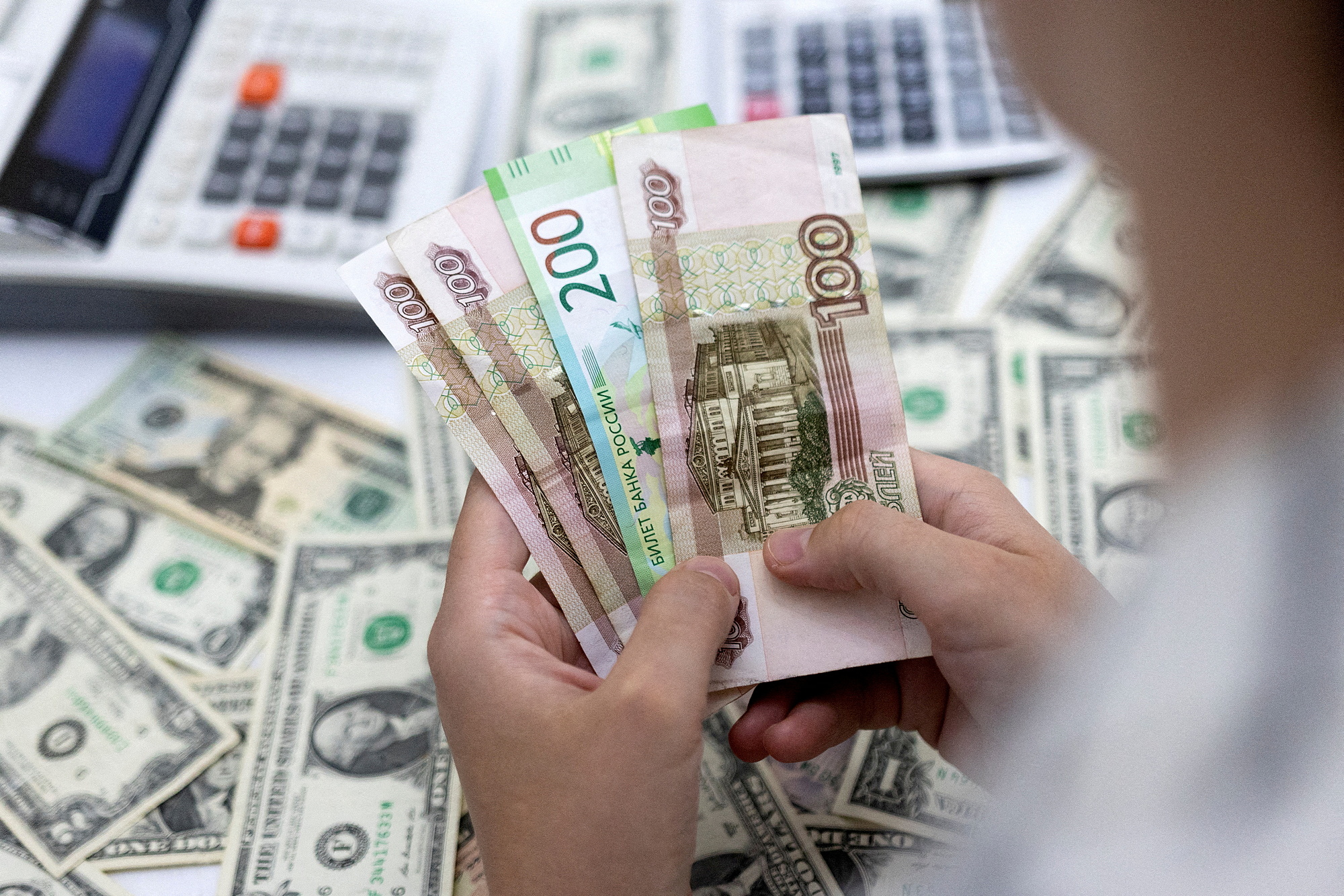 Tiền giấy ruble Nga và đôla Mỹ. Ảnh: Reuters