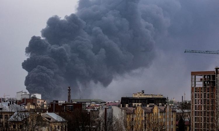 Khói đen bốc lên sau một cuộc không kích của Nga ở thành phố Lviv, Ukraine, hồi tháng ba. Ảnh: Reuters.
