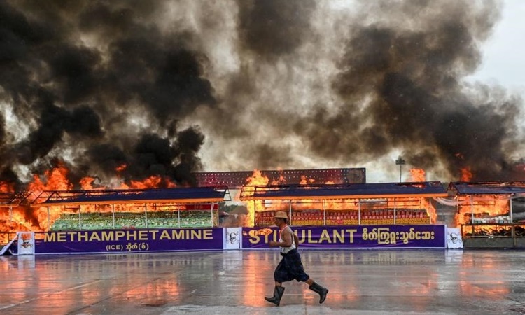 Ma túy được thiêu hủy trong một buổi lễ diễn ra hôm nay ở thành phố Yangon, Myanmar. Ảnh: AFP.