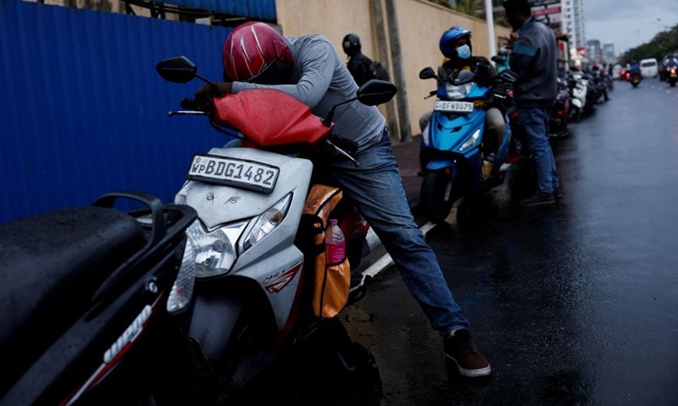 Xếp hàng chờ đổ xăng ở thủ đô Colombo, Sri Lanka, hôm 16/6. Ảnh: Reuters.