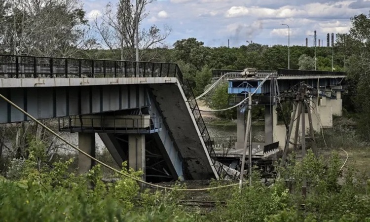 Một cây cầu nối thành phố Lysychansk với thành phố Severodonetsk ở vùng Donbass, miền đông Ukraine, bị phá hủy hồi tháng 5. Ảnh: AFP.