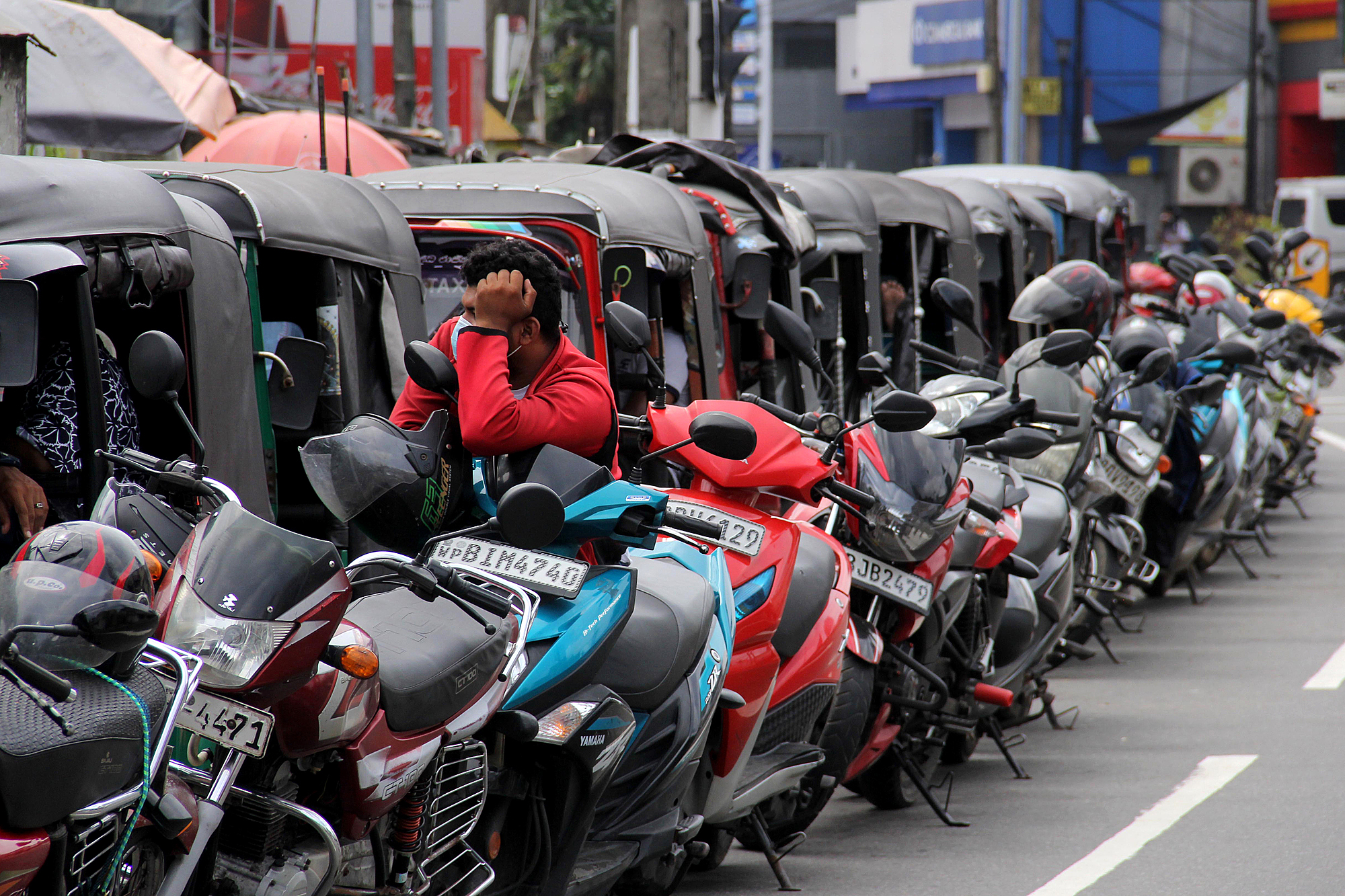 Người dân đỗ xe dọc phố chờ tiếp nhiên liệu ở Colombo, thủ đô Sri Lanka, ngày 26/6. Ảnh: AFP.