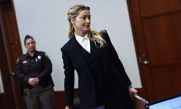Tòa án gửi giấy riêng yêu cầu Amber Heard trả tiên bồi thường cho Johnny Depp - Ảnh 2.