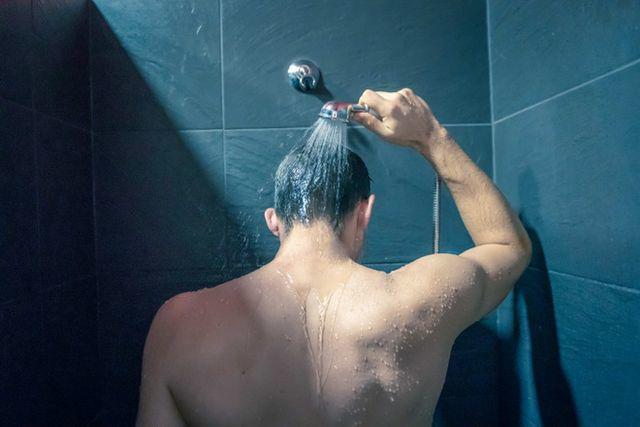6 việc chớ làm trước khi tắm kẻo đột quỵ đến lúc nào không biết, 2 điều nhiều người phạm phải - 1