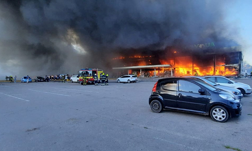 Trung tâm thương mại bốc cháy tại Kremenchuk, miền trung Ukraine, trong ảnh công bố hôm nay. Ảnh: Reuters.