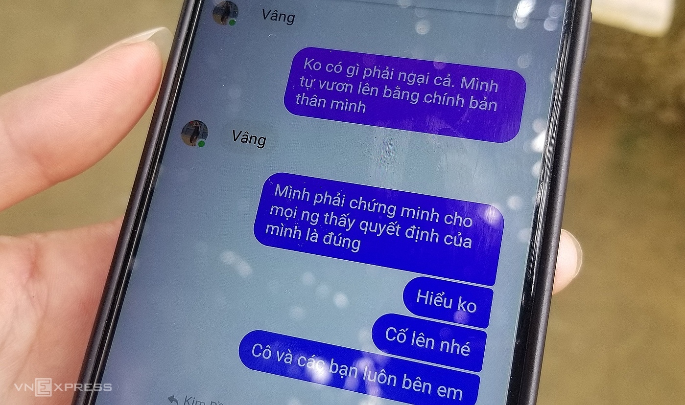 Cô Hòa nhắn tin động viên Mai trở lại lớp. Ảnh: Hải Thư