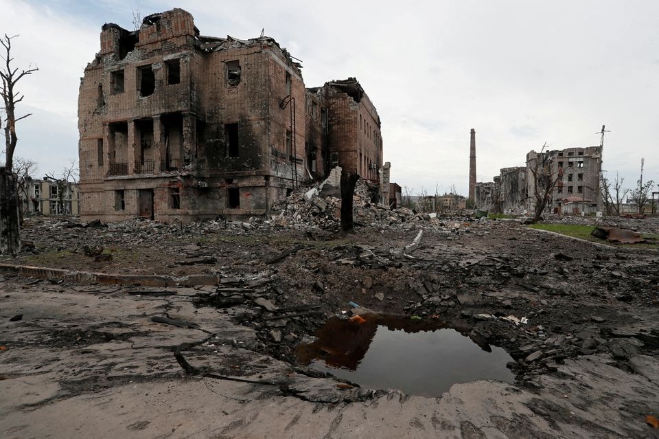 Cảnh hoang tàn trong nhà máy thép Azvostal ngày 22/5. Ảnh: Reuters