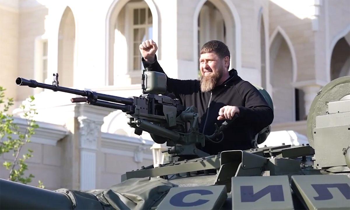 Thượng tướng Ramzan Kadyrov, lãnh đạo Cộng hòa Chechnya thuộc Nga trên xe tăng T-72 ngày 16/5. Ảnh: Telegram/RKadyrov_95