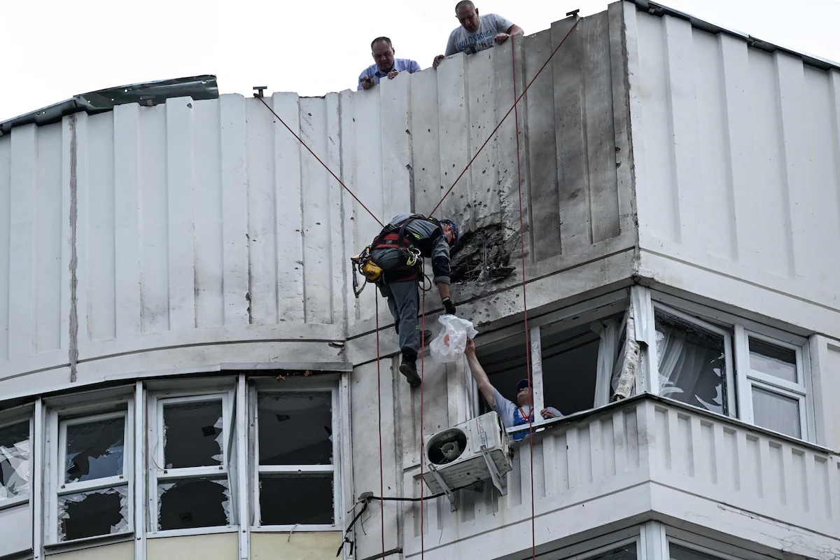 Tòa nhà bị hư hại sau vụ tấn công bằng UAV ở Moskva, Nga ngày 30/5. Ảnh: AFP