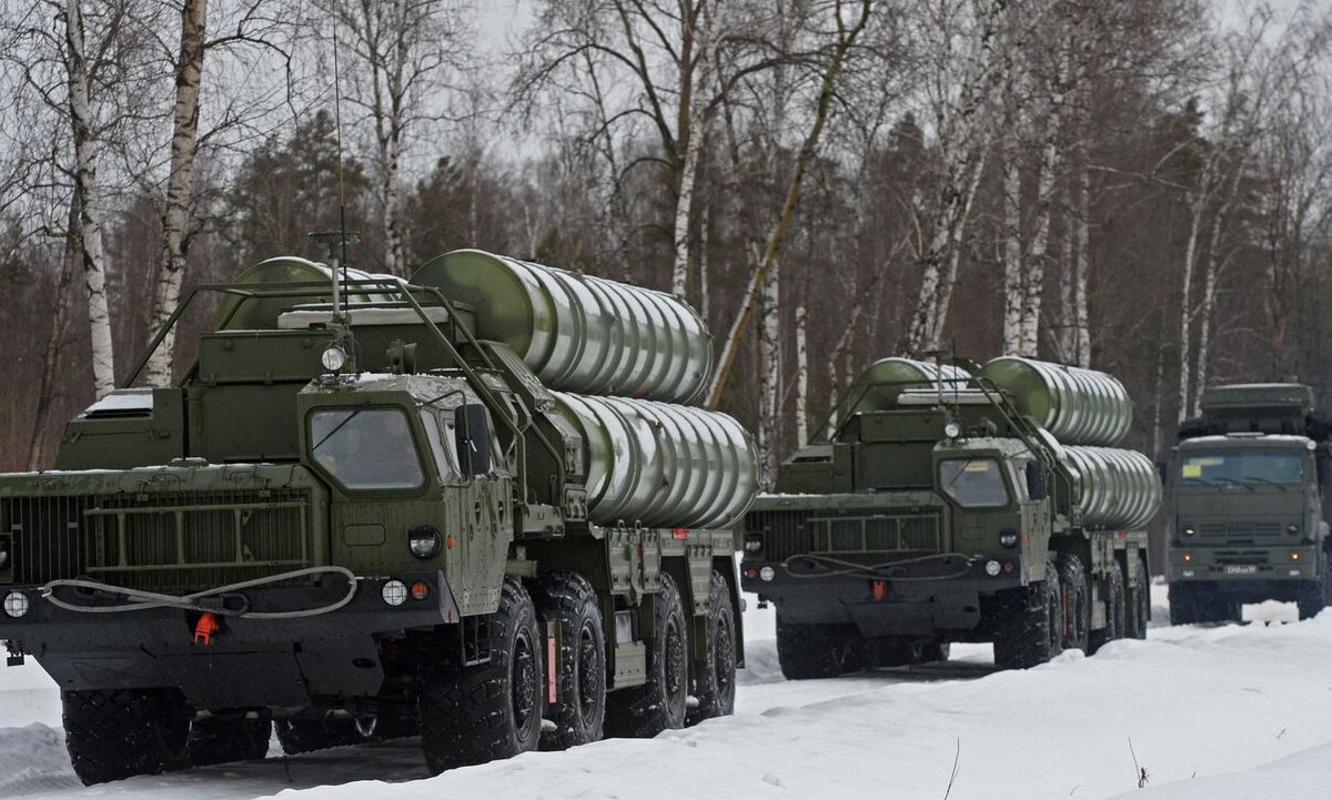 Xe phóng đạn S-400 và Pantsir-S1 hành quân ở ngoại ô Moskva hồi năm 2016. Ảnh: RIA Novosti