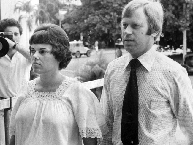 Vợ chồng Lindy và Michael Chamberlain tới tòa, năm 1982. Ảnh: News Limited.