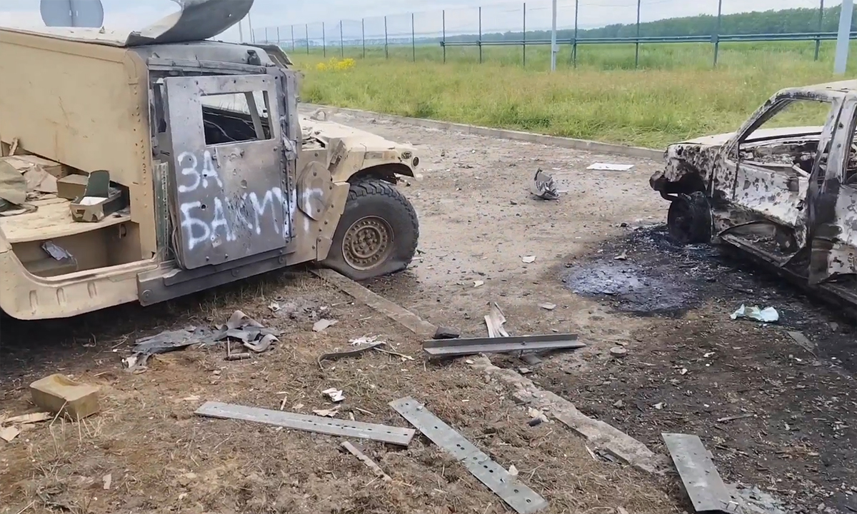 Thiết giáp Mỹ và xe bán tải do nhóm dân quân thân Ukraine sử dụng bị phá hủy ngày 22/5 tại tỉnh Belgorod. Ảnh: BQP Nga