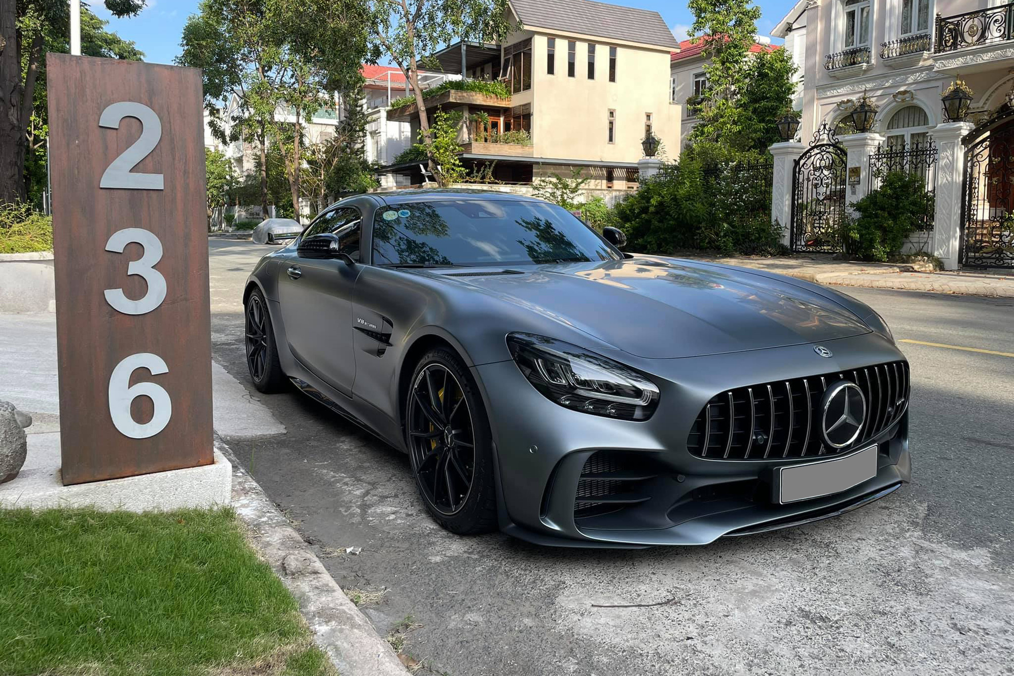 Bán Mercedes-AMG GT R hàng hiếm mới đi 1.400km, người bán chia sẻ: ‘Tiết kiệm gần 3 tỷ’ - Ảnh 2.