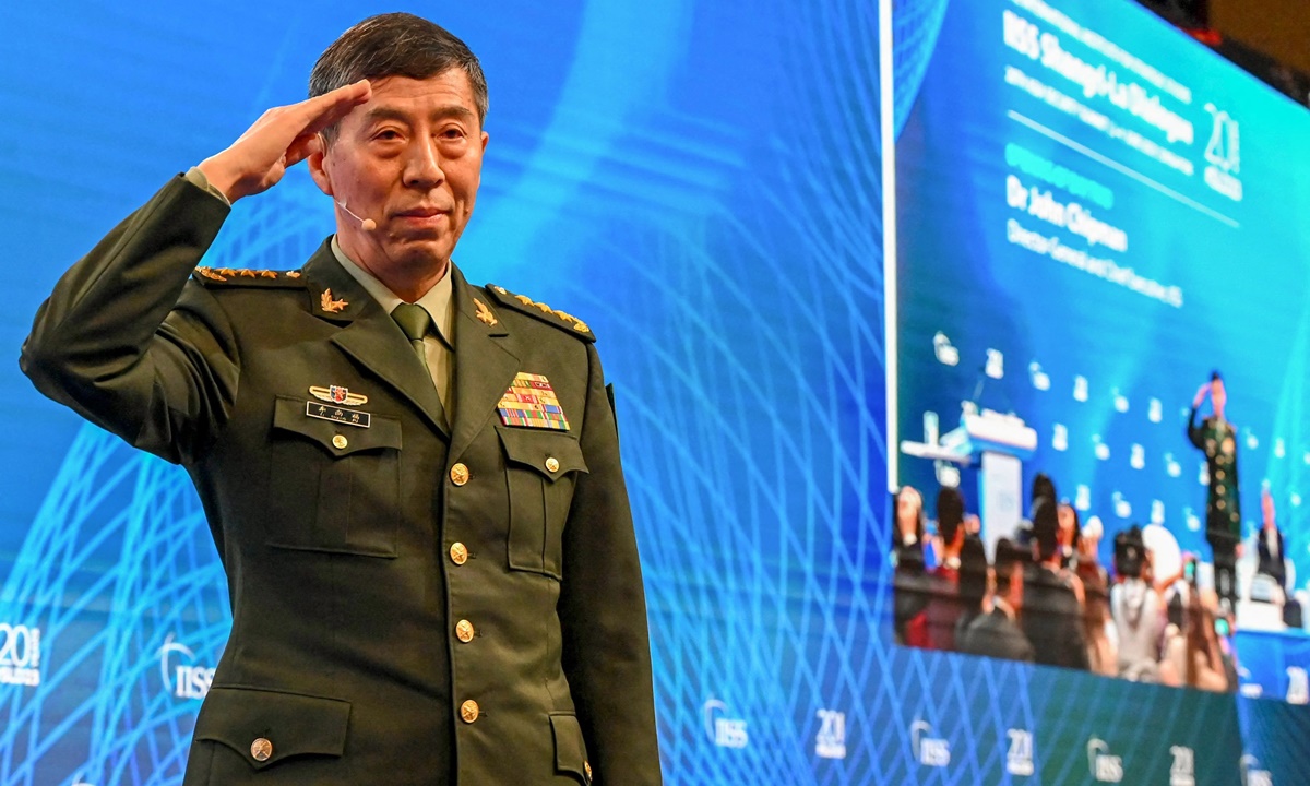 Bộ trưởng Quốc phòng Trung Quốc Lý Thượng Phúc chào trước khi phát biểu tại diễn đàn an ninh Đối thoại Shangri-La ở Singapore ngày 4/6. Ảnh: AFP