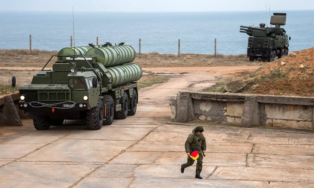Tổ hợp phòng không S-400 và Pantsir Nga trên bán đảo Crimea tháng 1/2018. Ảnh: RIA Novosti