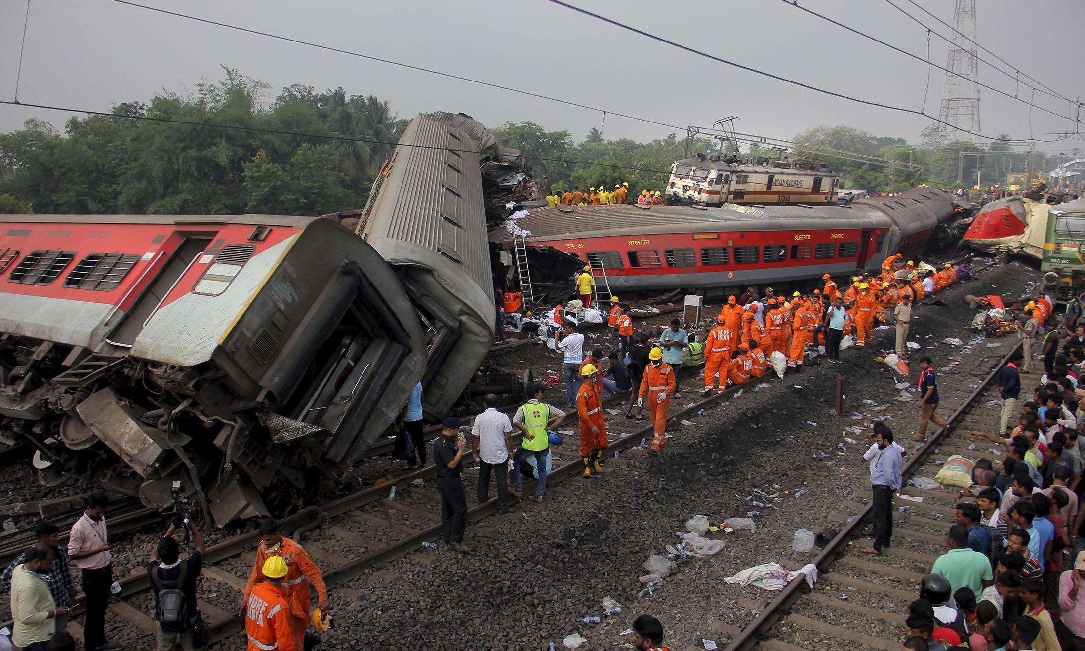Nhân viên cứu hộ có mặt tại hiện trường vụ tai nạn tàu hỏa ở Balasore, bang Odisha, Ấn Độ, hôm 3/6. Ảnh: AP