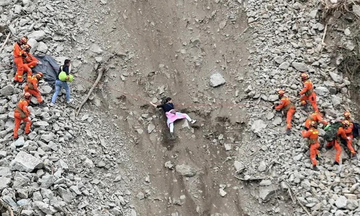 Lực lượng cứu hộ giải cứu một phụ nữ bị mắc kẹt trong trận lở đất ở Tứ Xuyên hồi năm 2017. Ảnh: Reuters