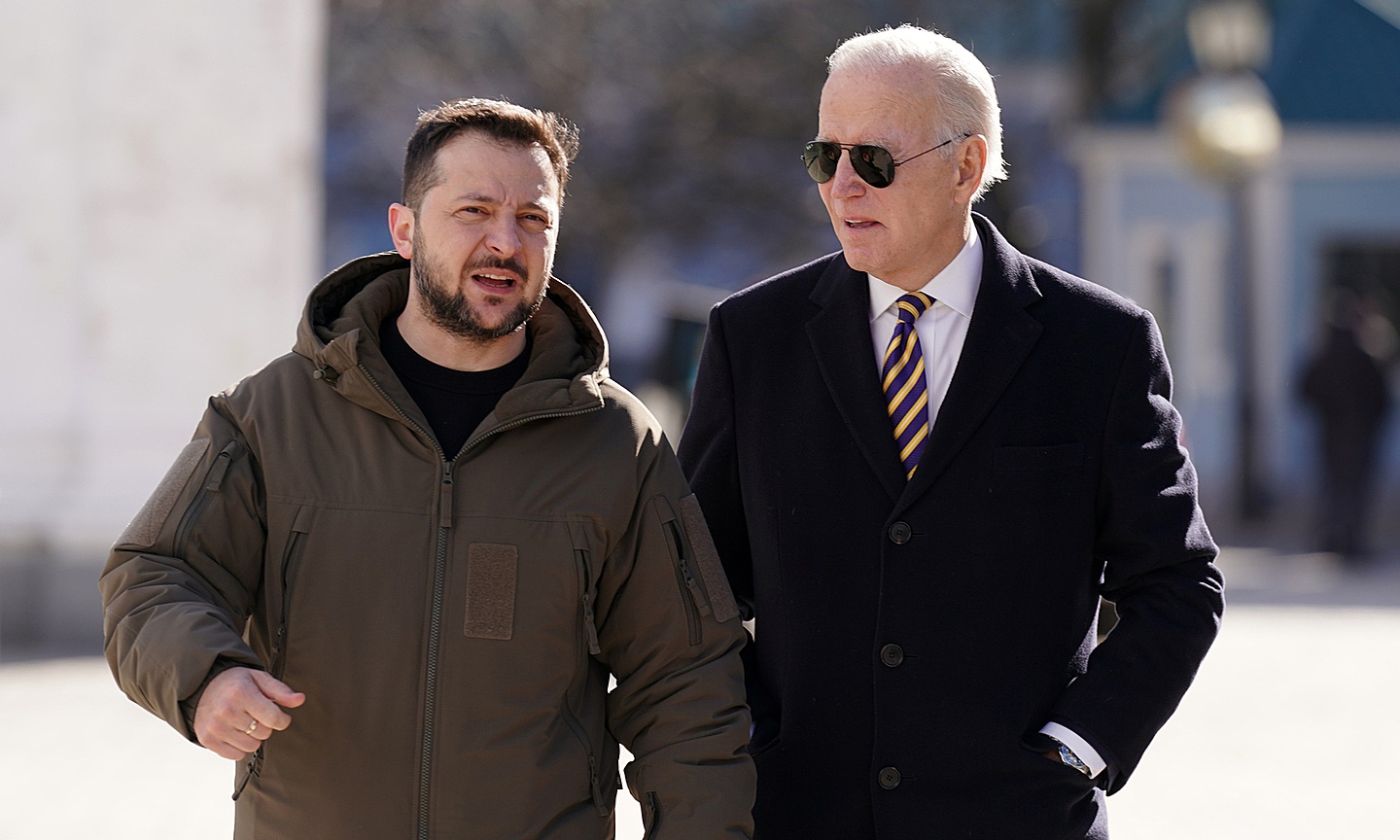 Tổng thống Ukraine Volodymyr Zelensky (trái) đón người đồng cấp Mỹ Joe Biden tại Kiev hôm 20/2. Ảnh: AFP