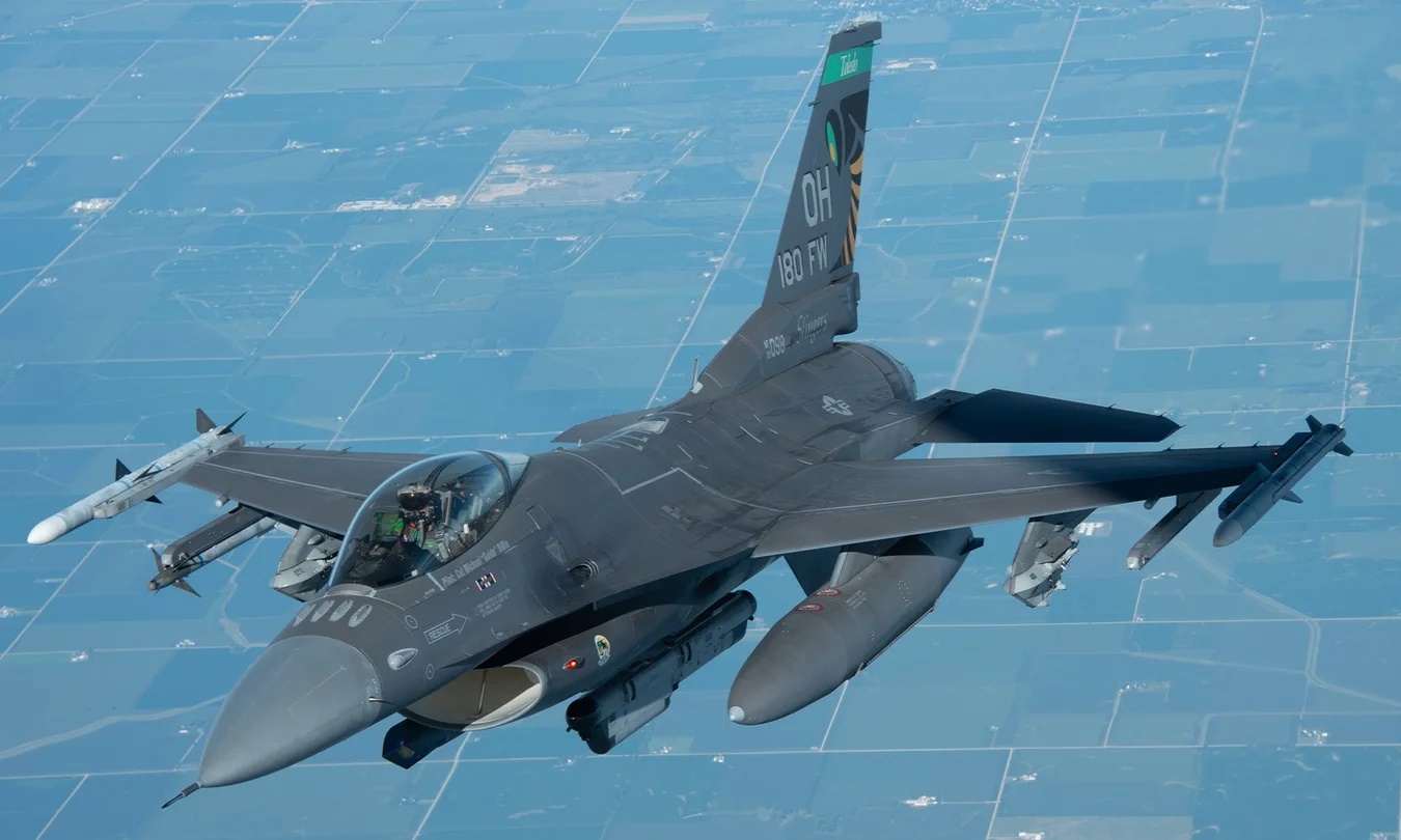Một chiếc F-16 Fighting Falcon của không quân Mỹ bay qua Iowa hồi tháng 8/2022. Ảnh: U.S. Air National Guard