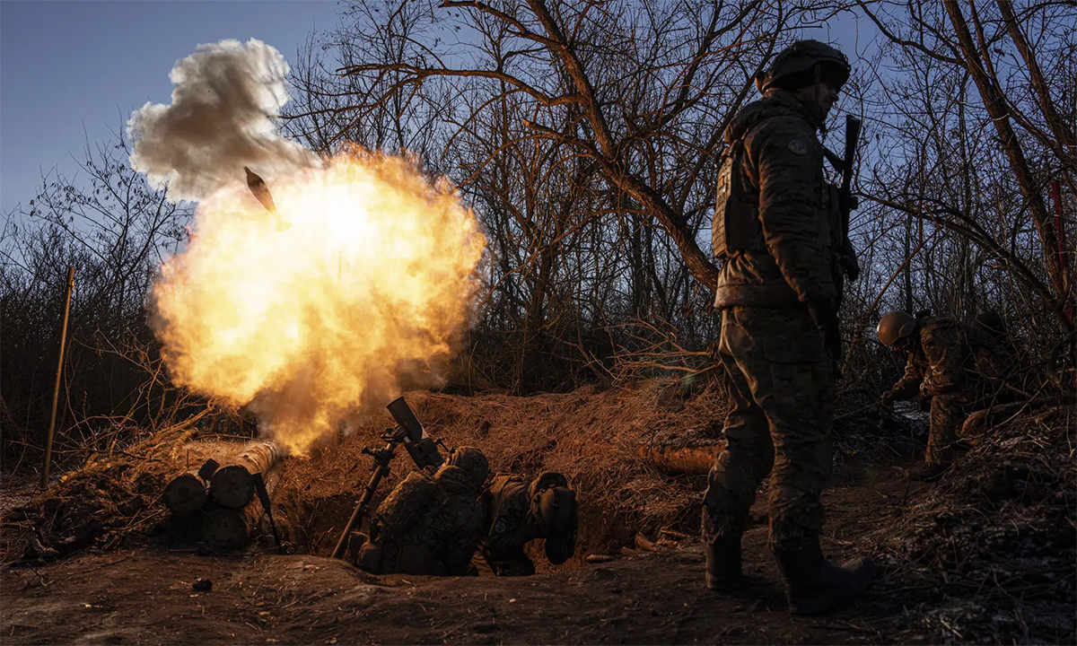 Binh sĩ Ukraine khai hỏa súng cối trên tiền tuyến gần Bakhmut ngày 11/1. Ảnh: AP