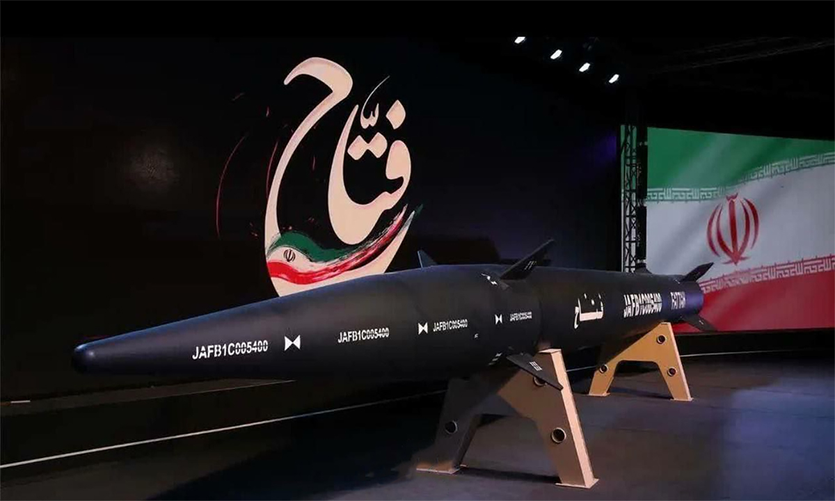 Tên lửa siêu vượt âm Fattah của Iran trong lễ ra mắt ngày 6/6. Ảnh: MEHR