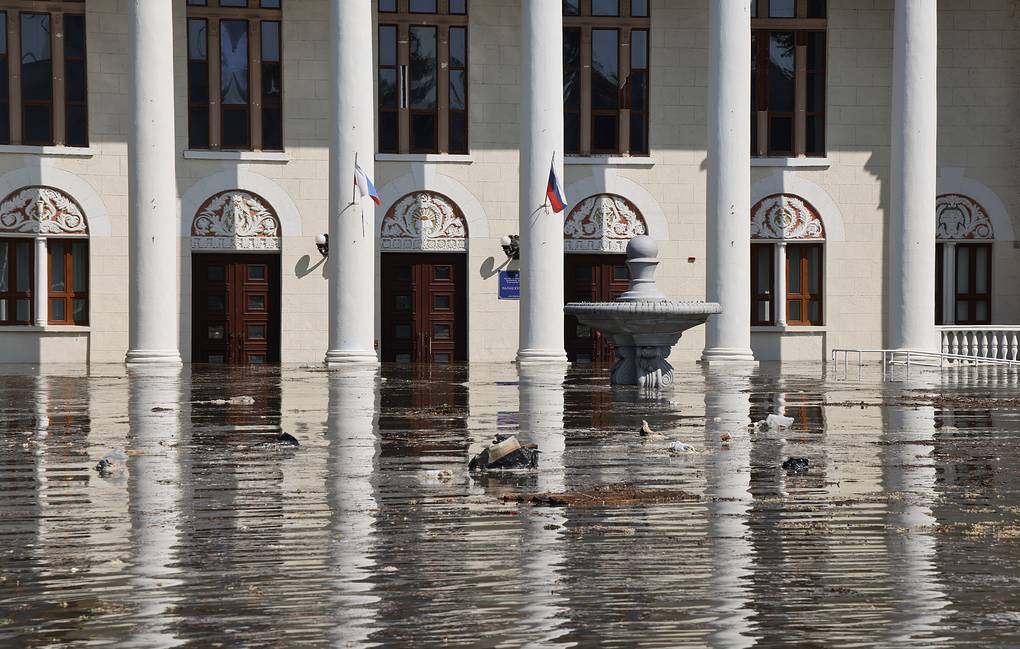 Nước lụt dâng lên tại khu vực do Nga kiểm soát ở bờ đông sông Dnieper sau khi đập Kakhovka bị vỡ. Ảnh: TASS