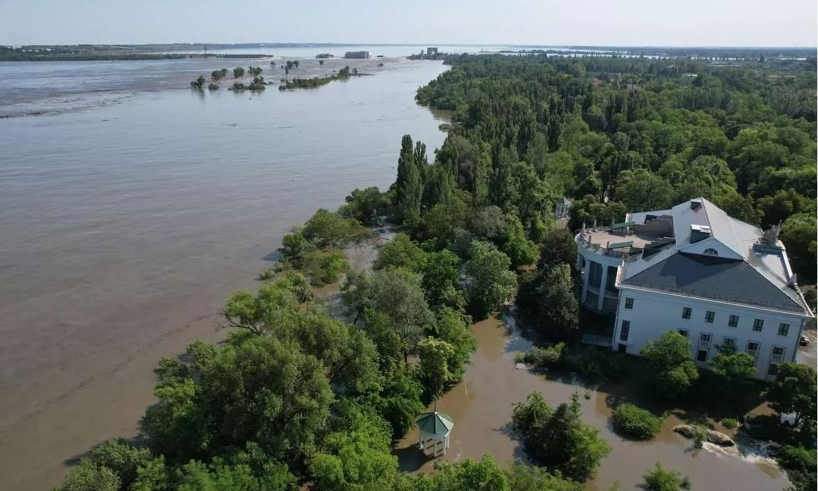 Một khu vực ngập nước tại thành phố Nova Kakhovka sau vụ vỡ đập hôm 6/6. Ảnh: RIA Novosti