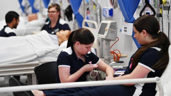 TAFE SA will deliver about 10,500 free training places to help address the current skills shortage. (David Mariuz/AAP PHOTOS)