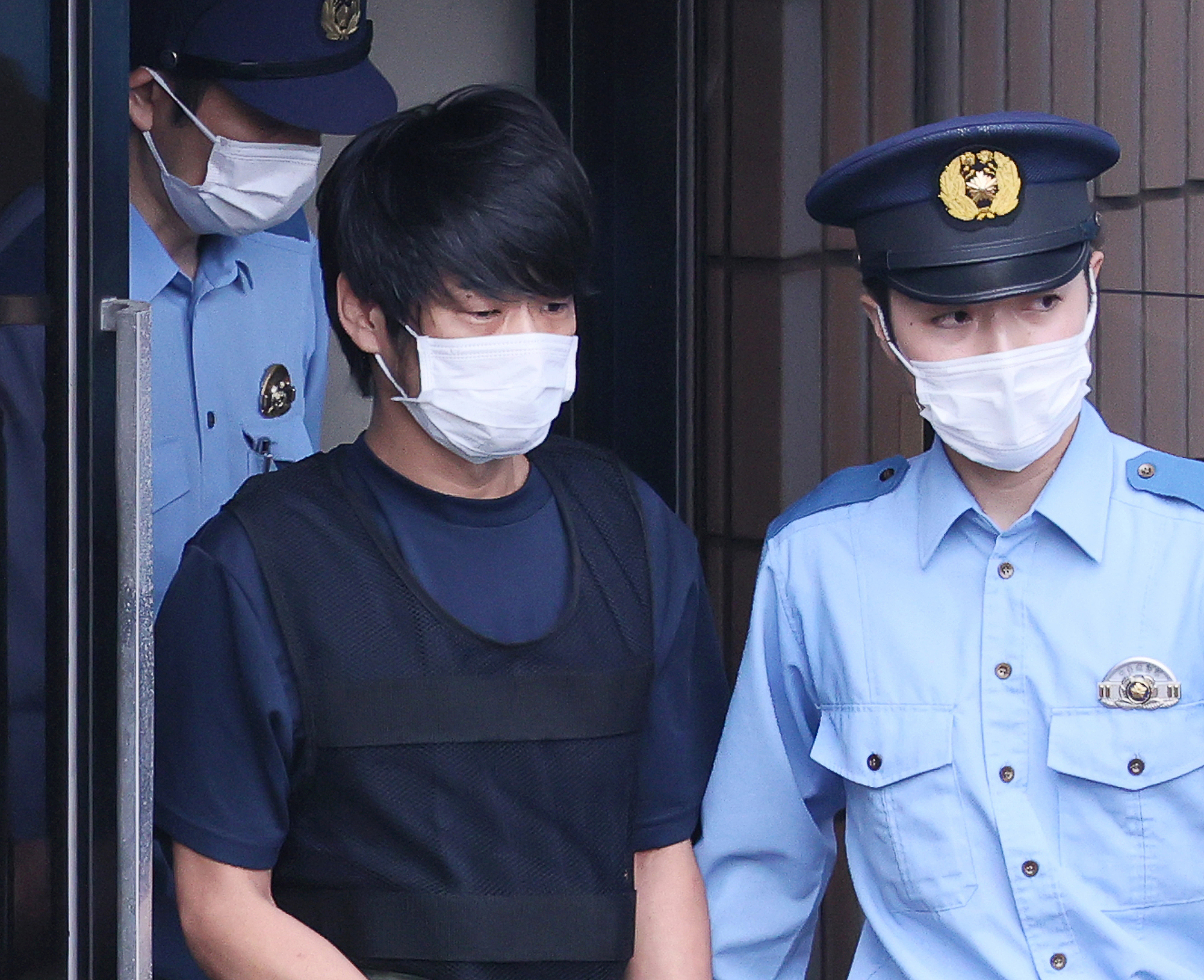 Nghi phạm Tetsuya Yamagami bị áp giải đến Văn phòng Công tố quận Nara tháng 7/2022. Ảnh: AFP