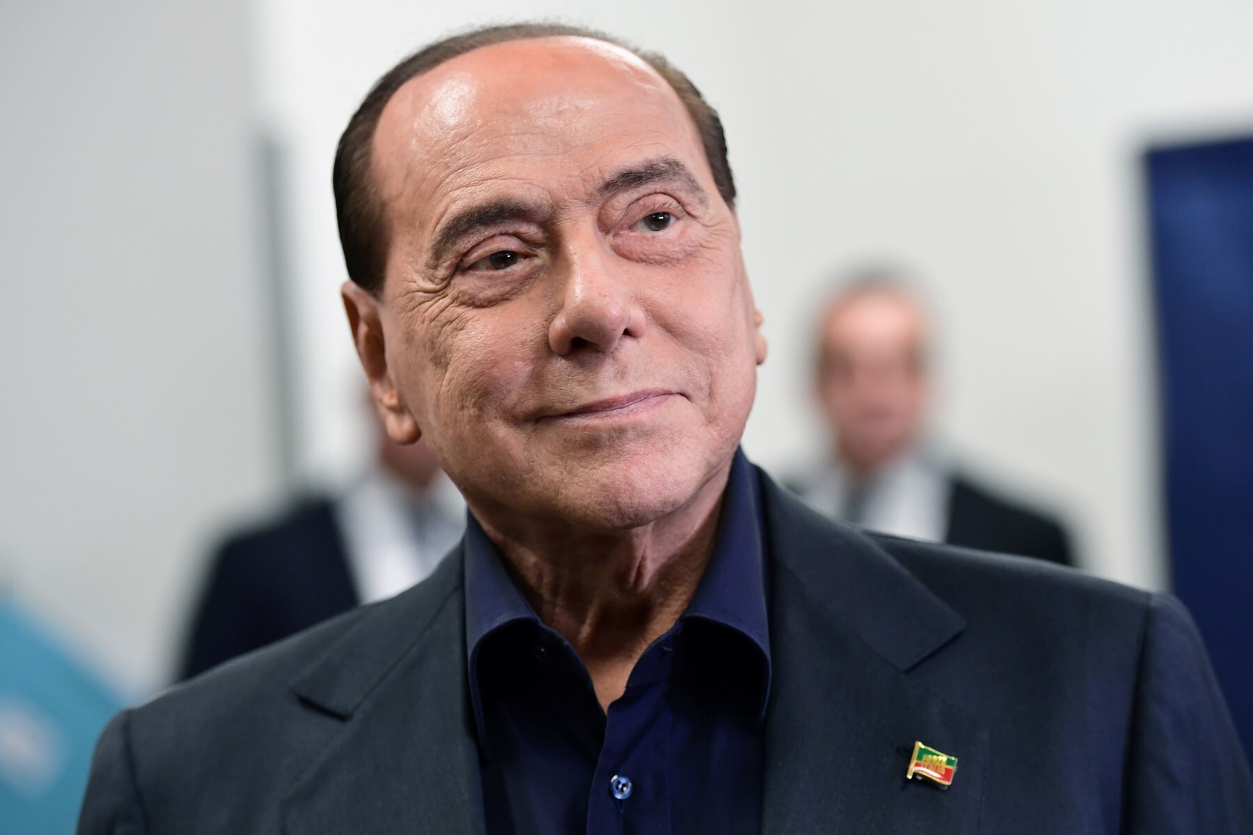 Ông Silvio Berlusconi rời điểm bỏ phiếu ở Milan ngày 26/5/2019. Ảnh: AFP