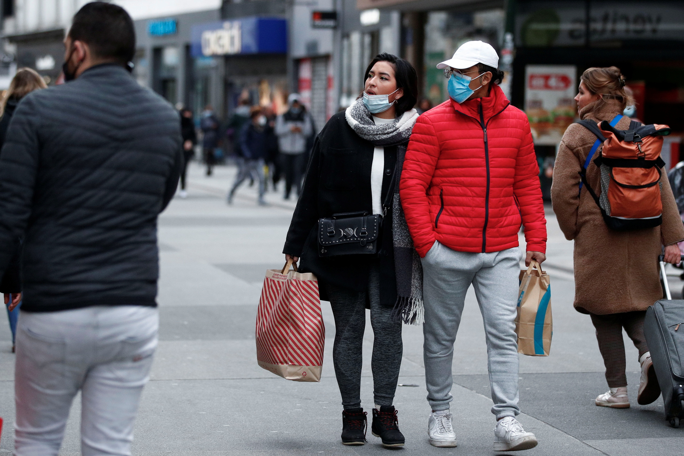 Người dân trên đường phố Brussels, Bỉ, hồi tháng 12/2021. Ảnh: Reuters