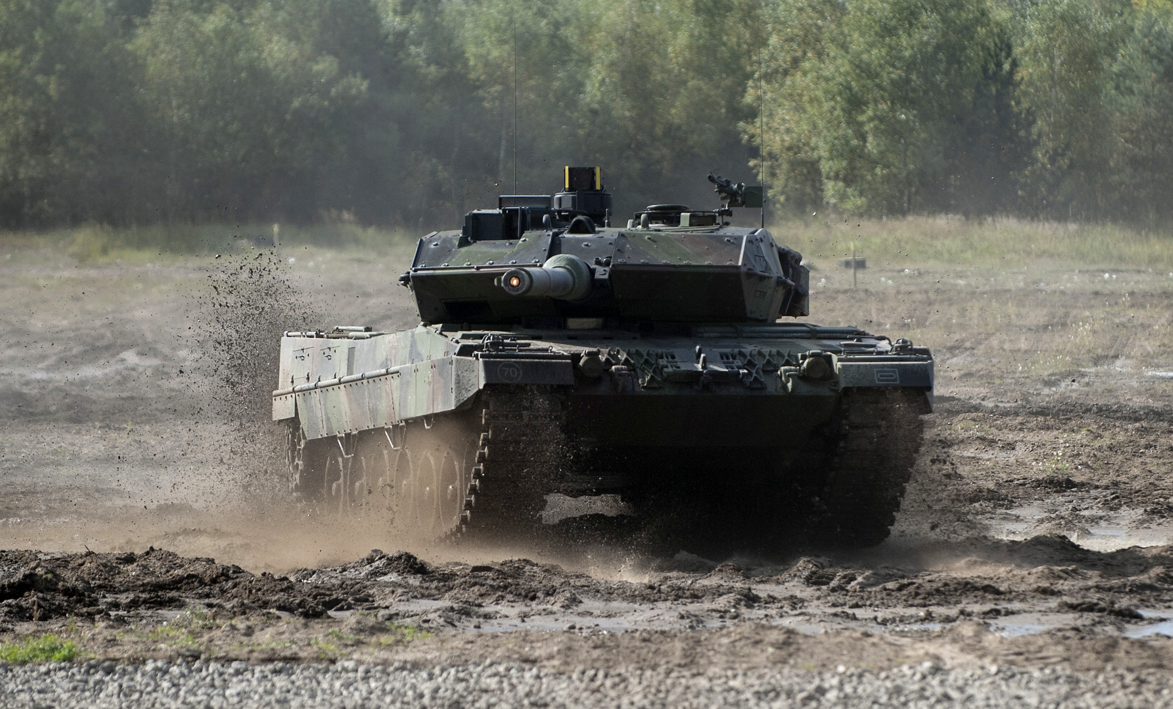 Xe tăng chủ lực Leopard 2 của Đức diễn tập tại Munster, Đức tháng 9/2012. Ảnh: Reuters