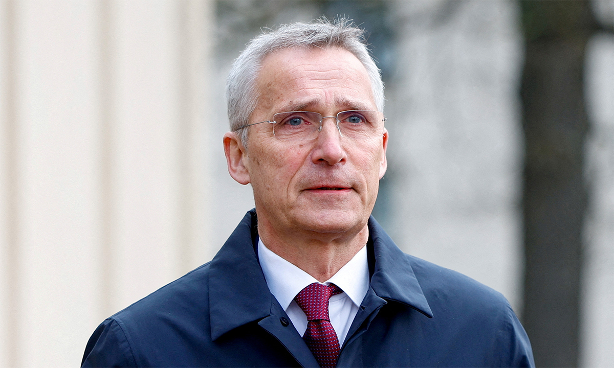 Tổng thư ký NATO  Jens Stoltenberg tại căn cứ không quân Ramstein, Đức ngày 21/4. Ảnh: Reuters