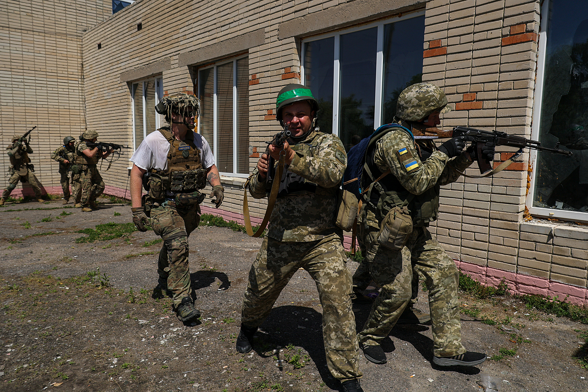 Nhóm binh sĩ Ukraine trong buổi huấn luyện ở Kharkov ngày 13/6. Ảnh: AFP