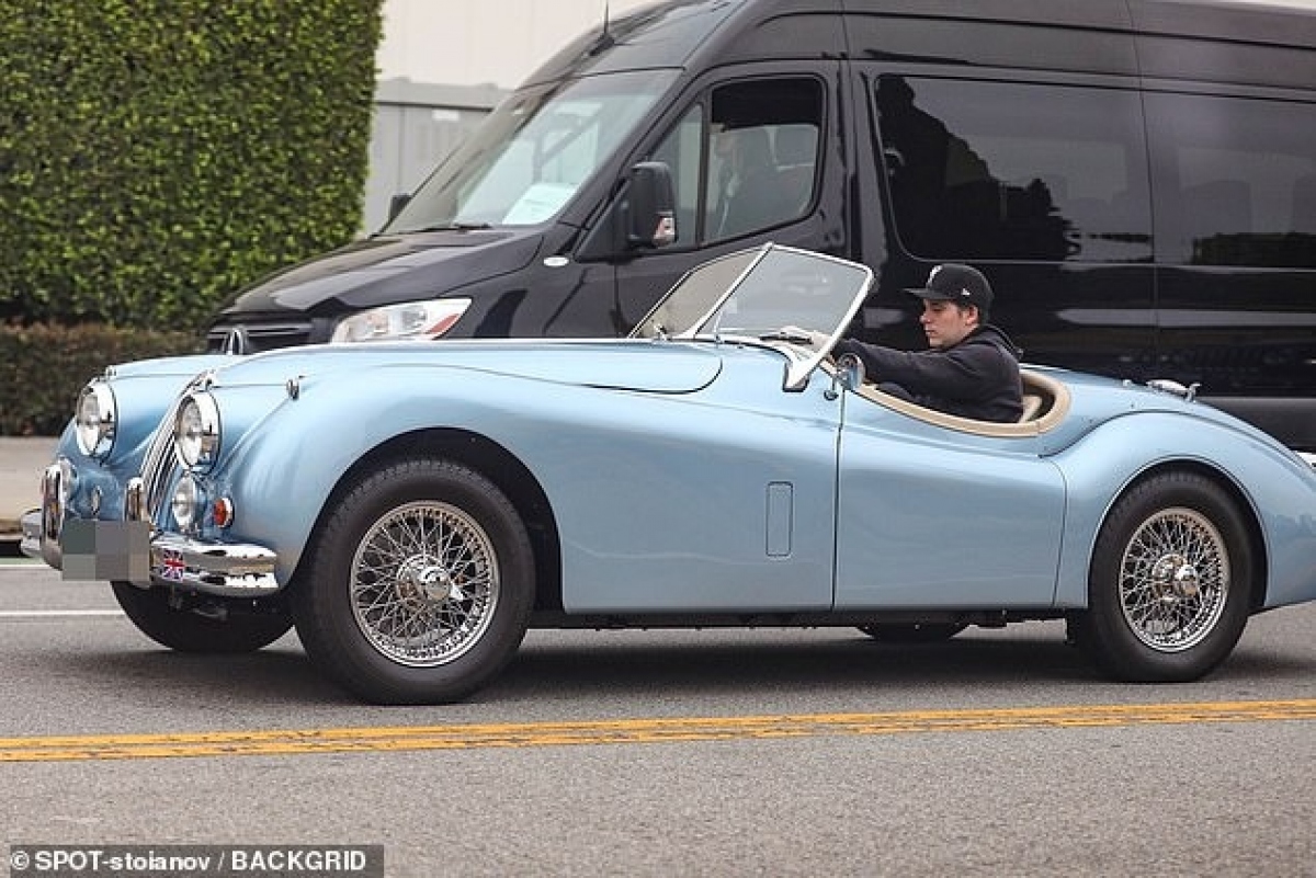 Brooklyn Beckham đi dạo trên chiếc xe mui trần cổ điển trị giá 500.000 USD - Ảnh 3.