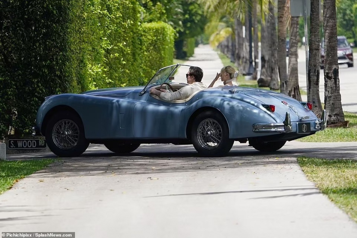 Brooklyn Beckham đi dạo trên chiếc xe mui trần cổ điển trị giá 500.000 USD - Ảnh 5.