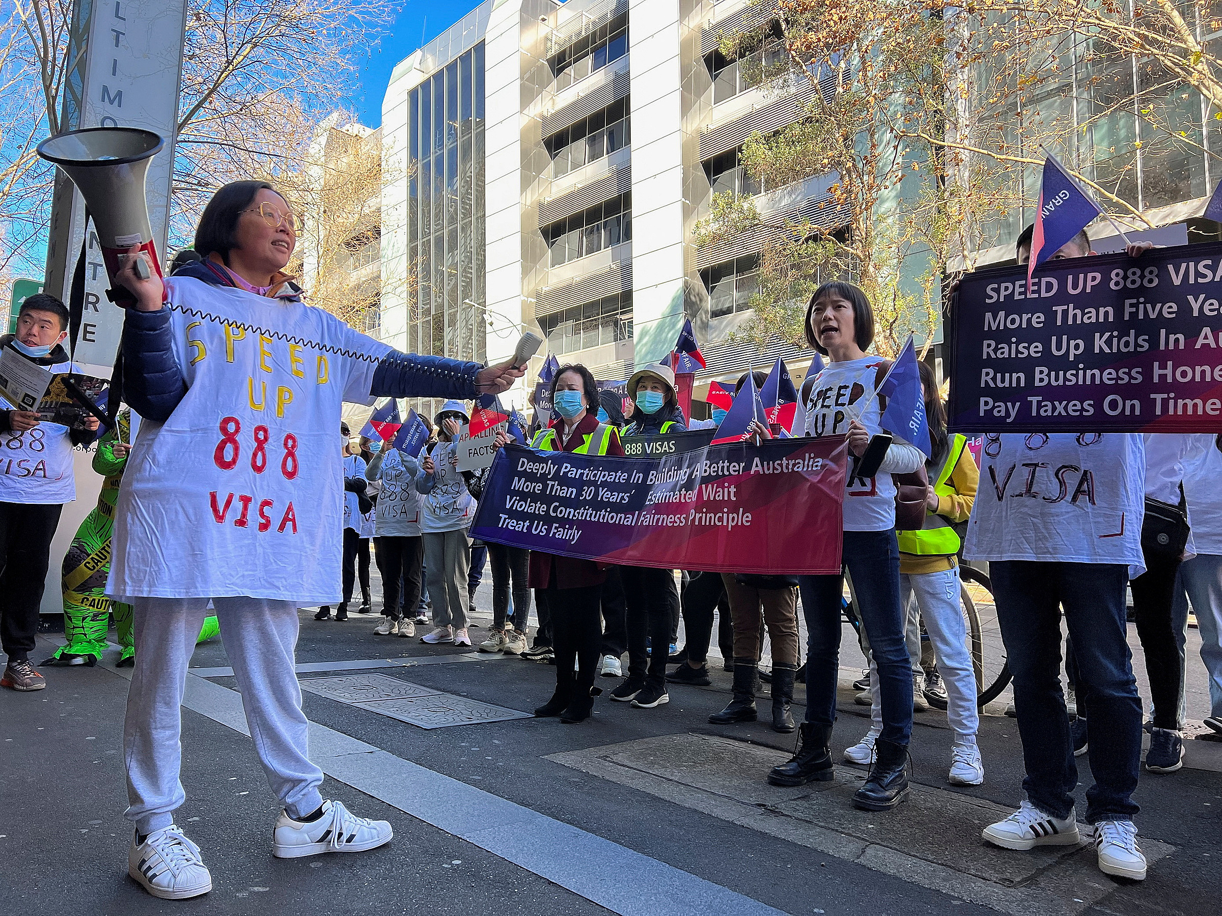 Người nhập cư Trung Quốc biểu tình tại Sydney, Australia, ngày 16/6. Ảnh: Reuters