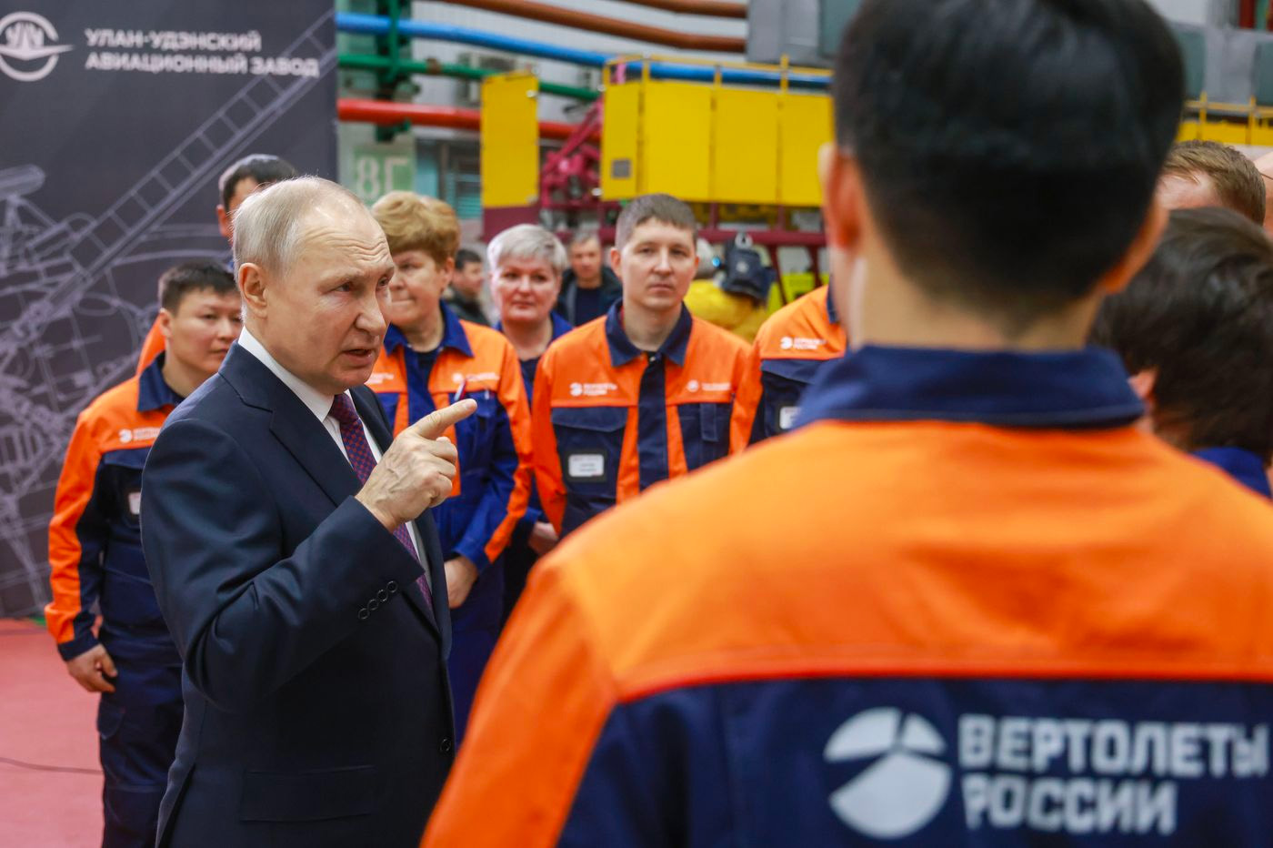 Tổng thống Nga Vladimir Putin thăm nhà máy sản xuất máy bay ở thành phố Ulan-Ude, Đông Siberia hồi tháng 3. Ảnh: Sputnik